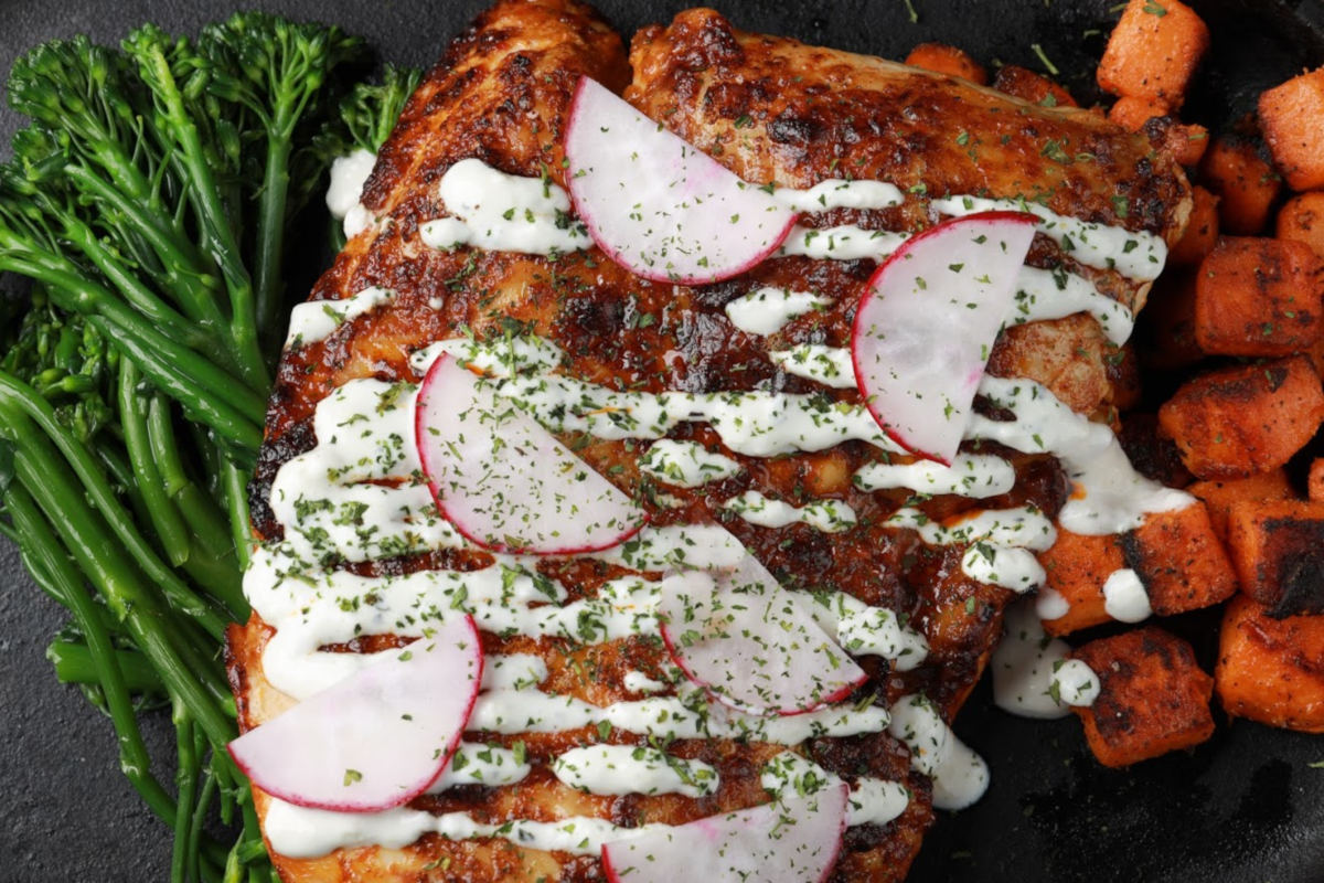 Glazed ribs with potatoes, greens and cream